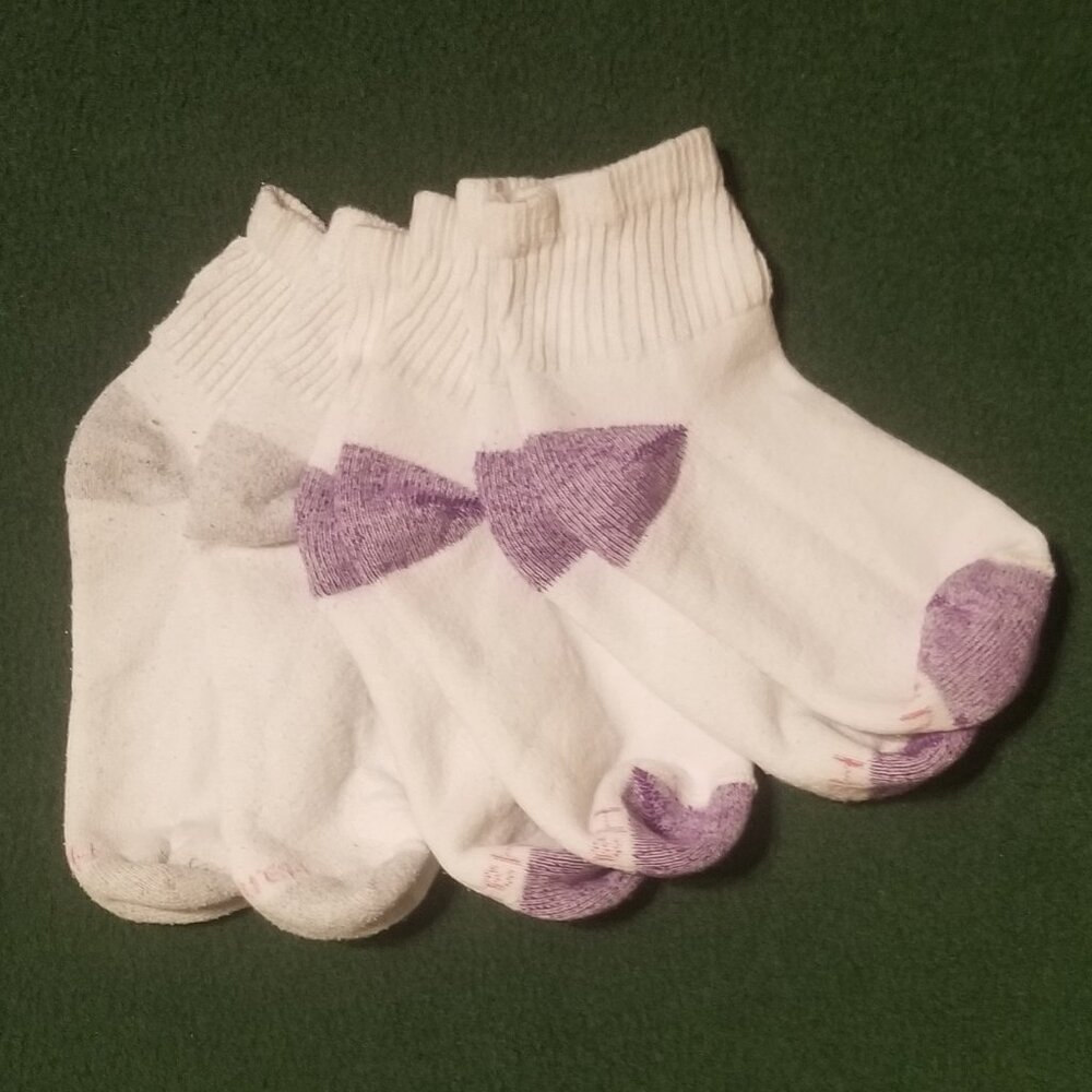Six soft Hanes socks, size 5-9